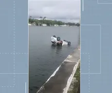 Mulher é resgatada inconsciente após cair com carro no Açude Velho, em Campina Grande