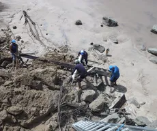 Parte de falésia desaba na praia de Carapibus