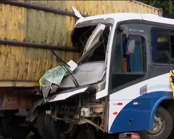 Acidente entre ônibus e caminhão deixa um morto e mais de 25 feridos, na BR-230, em Santa Rita