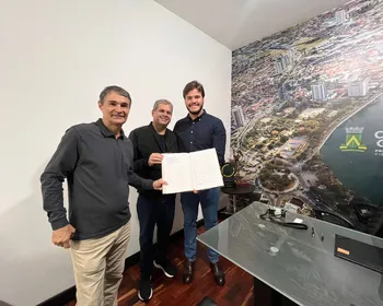 Bruno Cunha Lima viaja a Portugal e transmite cargo de prefeito para Alcindor Villarim
