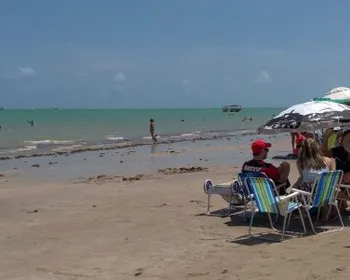 Condomínio é investigado por suspeita de despejamento de esgoto no mar, em Camboinha