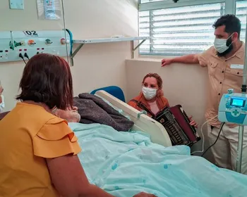 Filha aprende a tocar sanfona para homenagear pai sanfoneiro internado em hospital