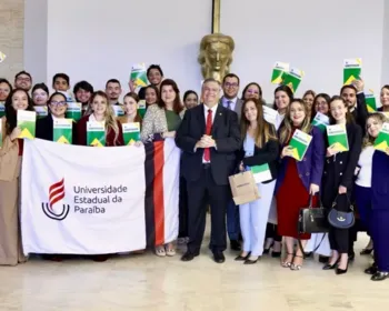 Flávio Dino recebe estudantes da UEPB em Brasília e homenageia professores paraibanos