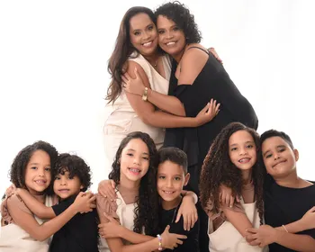 Irmãs gêmeas engravidam juntas três vezes e criam seis filhos lado a lado