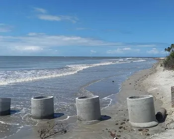 Mancha escura é avistada por moradores no mar de Lucena