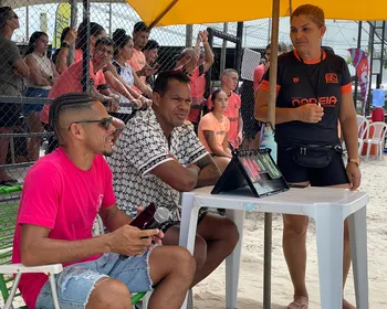 Marcelinho Paraíba "faz bico" na arbitragem de campeonato de futevôlei, em Cabedelo