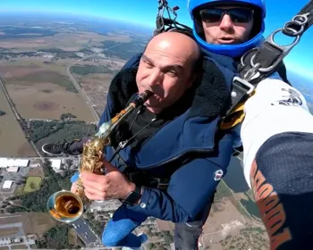 Missão Impossível: paraibano tenta livro dos recordes após tocar sax durante salto de paraquedas