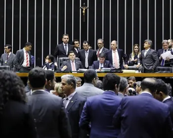 OPINIÃO: soberano e hipócrita, Congresso "torra contas públicas", mas cobra corte de gastos