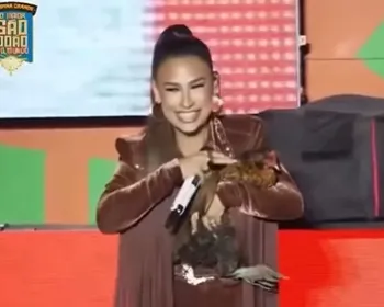 Simone Mendes ganha galinha no Parque do Povo durante show: "mamãe vai cuidar de você"