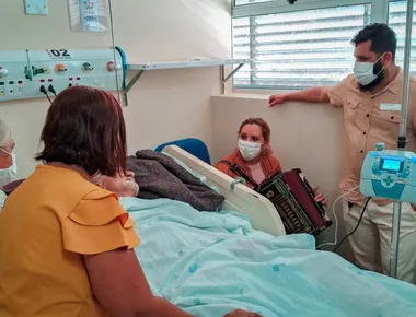 Filha aprende a tocar sanfona para homenagear pai sanfoneiro internado em hospital