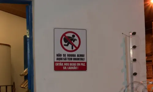 
				
					Academia Paraibana de Letras instala placa com pedido a assaltantes para evitar roubos
				
				