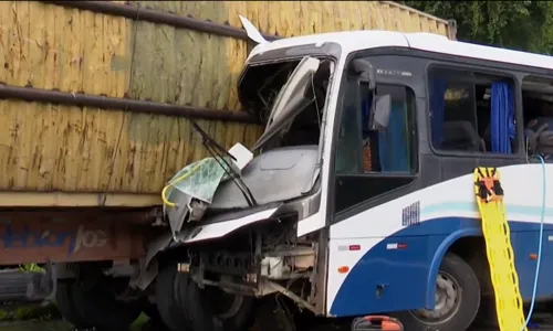 
				
					Acidente entre ônibus e caminhão deixa um morto e mais de 25 feridos, na BR-230, em Santa Rita
				
				