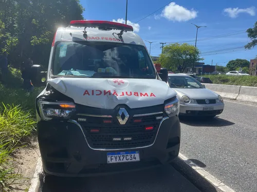 
				
					Acidente envolvendo ambulância do Samu e outros dois veículos é registrado em João Pessoa
				
				