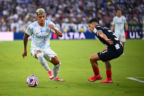 
				
					Ainda sem destaque, Arthur Cabral e Luis Henrique não engrenam na Copa do Mundo de Clubes
				
				