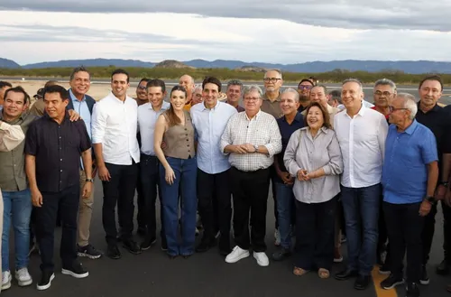 
				
					Aliados de João disputam ministro na entrega da nova pista do aeroporto de Patos
				
				