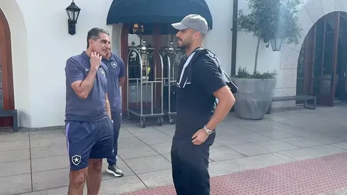 
				
					Arthur Cabral se junta ao elenco do Botafogo nos EUA para Copa do Mundo de Clubes da Fifa
				
				