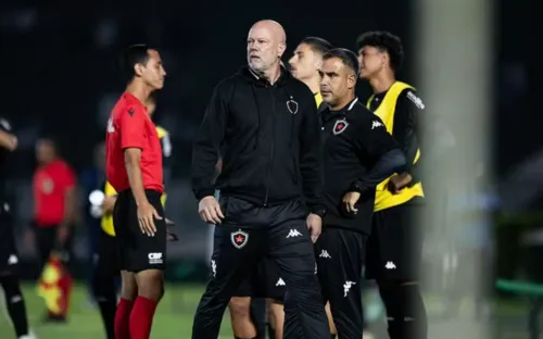 
				
					Botafogo-PB demite Antônio Carlos Zago após passagem relâmpago pelo Belo
				
				