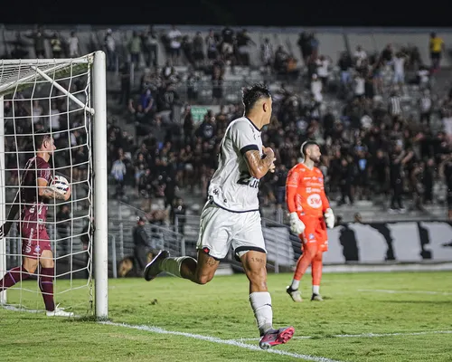 
				
					Botafogo-PB x Caxias: veja imagens da partida que inaugurou a nova iluminação do Almeidão
				
				