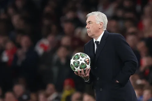 
				
					Carlo Ancelotti na seleção brasileira: ex-Real Madrid, Milan, Chelsea e PSG é confirmado pela CBF
				
				