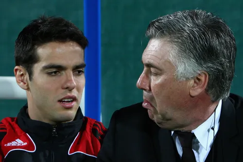 
				
					Carlo Ancelotti na seleção brasileira: ex-Real Madrid, Milan, Chelsea e PSG é confirmado pela CBF
				
				