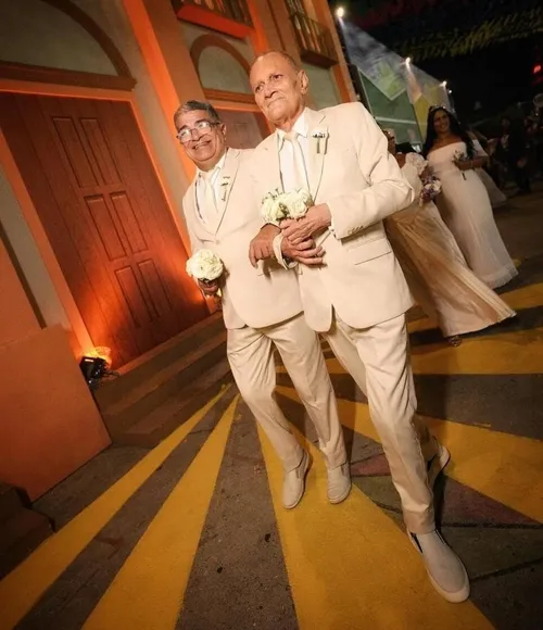
				
					Casal gay celebra união em casamento no São João: 'muito emocionante'
				
				