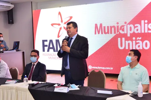 
				
					Com dívida superior a R$ 16 bilhões, prefeitos paraibanos participam de mobilização em Brasília
				
				