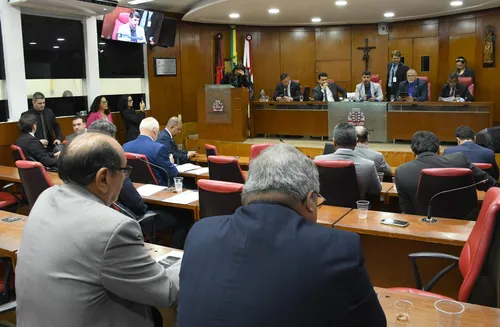 
				
					Deputados estaduais e vereadores de João Pessoa terão quase 50 dias de 'férias juninas'
				
				