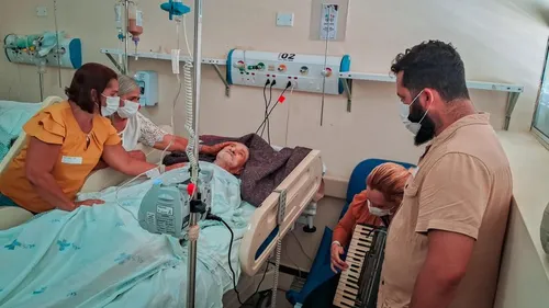 
				
					Filha aprende a tocar sanfona para homenagear pai sanfoneiro internado em hospital
				
				