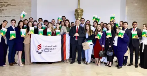 
				
					Flávio Dino recebe estudantes da UEPB em Brasília e homenageia professores paraibanos
				
				