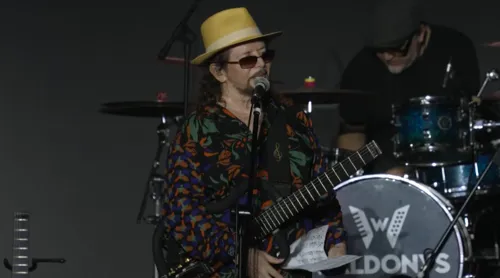 
				
					Geraldo Azevedo toca com instrumentos emprestados em Campina Grande após problema com bagagem
				
				