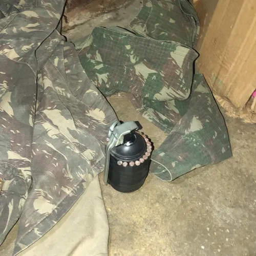 
				
					Granada é encontrada dentro de casa durante operação da PM, em Bayeux
				
				