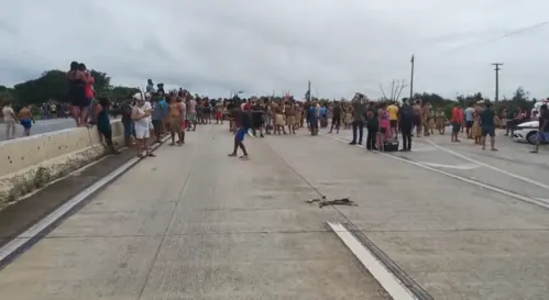 
				
					Indígenas bloqueiam totalmente BR-101 durante protesto em Mamanguape
				
				