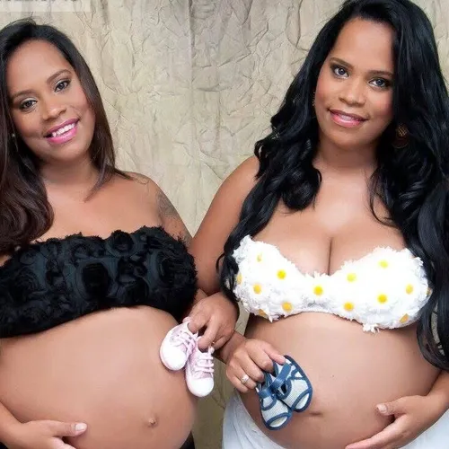 
				
					Irmãs gêmeas engravidam juntas três vezes e criam seis filhos lado a lado
				
				