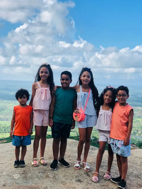 
				
					Irmãs gêmeas engravidam juntas três vezes e criam seis filhos lado a lado
				
				