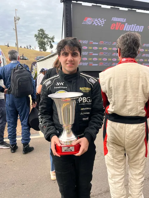 
				
					João Guimarães supera desafios e mostra consistência na 4ª etapa da Fórmula eVolution
				
				