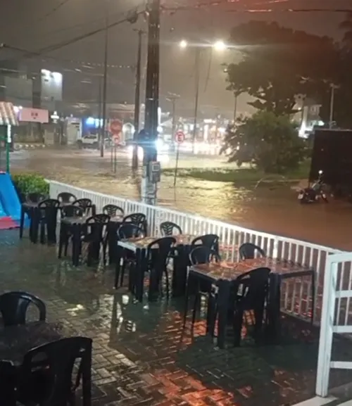
				
					João Pessoa e Região Metropolitana enfrentam alagamentos e queda de árvore após chuvas intensas
				
				