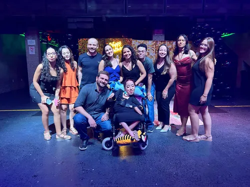 
				
					Jovem com doença rara comemora aniversário em casa de shows após 10 anos internada: 'maravilhoso'
				
				