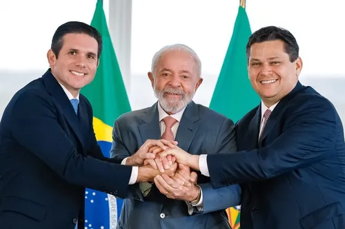 
				
					Lula ameaça vetar aumento no número de deputados após embates com Motta e Alcolumbre
				
				
