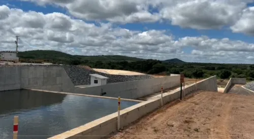 
				
					Lula entrega primeiro trecho de obra do Ramal do Apodi; 750 mil vo ser beneficiados
				
				