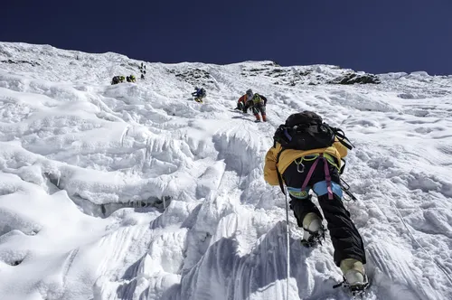
				
					Mais caro que um carro de luxo: saiba quanto custa subir ao topo do Monte Everest
				
				