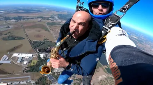 
				
					Missão Impossível: paraibano tenta livro dos recordes após tocar sax durante salto de paraquedas
				
				