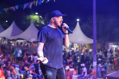 
				
					Morre cantor Adriano Alves, da Banda Bereguedê, aos 42 anos
				
				