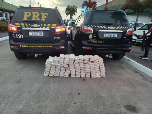 
				
					Motorista é preso com mais de 160 kg de cocaína escondidos em carreta
				
				
