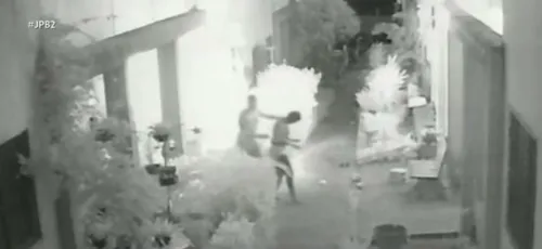 
				
					Mulher vítima de explosão de gás em apartamento está em condição 'gravíssima'
				
				