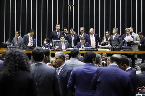 
				
					OPINIÃO: soberano e hipócrita, Congresso "torra contas públicas", mas cobra corte de gastos
				
				