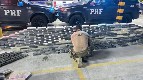 
				
					PRF apreende mais de uma tonelada de cocaína em Alhandra; suspeito de transportar droga é preso
				
				