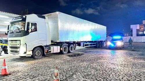 
				
					PRF apreende mais de uma tonelada de cocaína em Alhandra; suspeito de transportar droga é preso
				
				