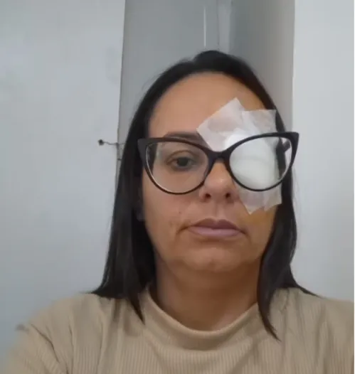 
				
					Paciente relata uso de colírio vencido após mutirão oftalmológico, e Ministério Público investiga
				
				