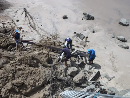 
				
					Parte de falésia desaba na praia de Carapibus
				
				