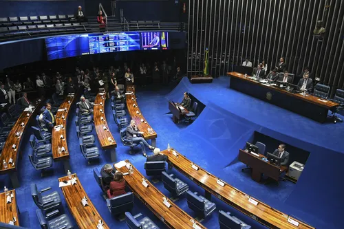 
				
					Senado aprova aumento de número de deputados federais com 'trava' para gastos
				
				